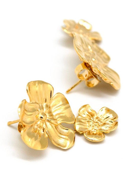 Helena Nicolau 'Almond' Flower' gold earrings