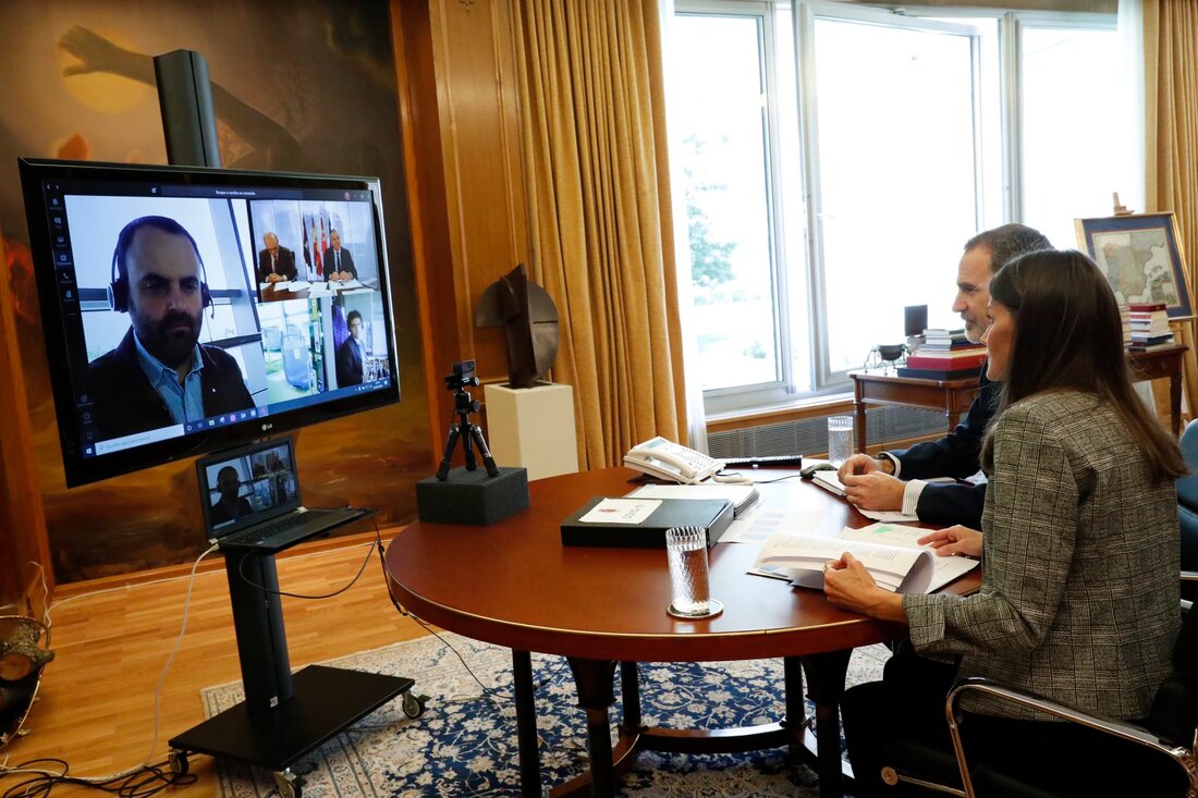 King Felipe and Queen Letizia held a video conference with Managers of the Empresa Municipal de Transportes de Madrid EMT (Municipal Transport Company of Madrid).