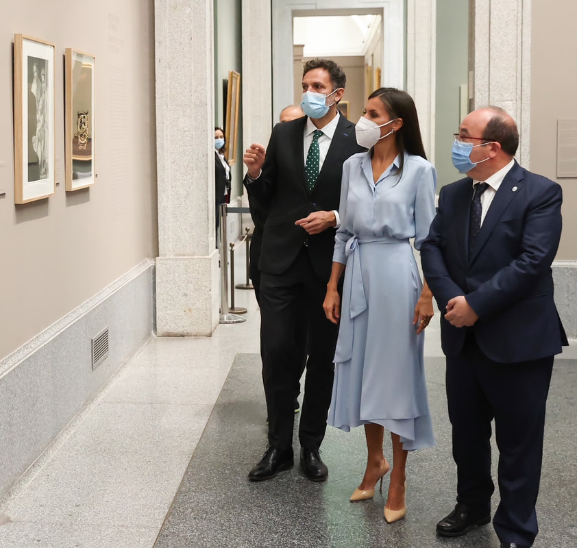 Queen Letizia received a guided tour of the exhibition accompanied by the curator, Alberto Pancorbo.