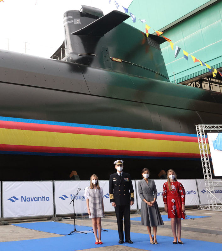 King Fleipe VI, Queen Letizia, Princes Leonor, and Infanta Sofía stand in front of Submarine S-81 'Isaac Peral'