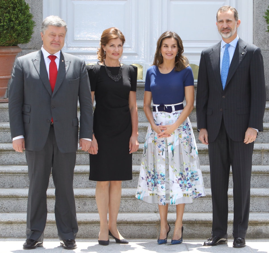 King Felipe and Queen Letizia welcomed the President of Ukraine, Petro Poroshenko, and First Lady Maryna Poroshenko at their home today in the Palace of Zarzuela.