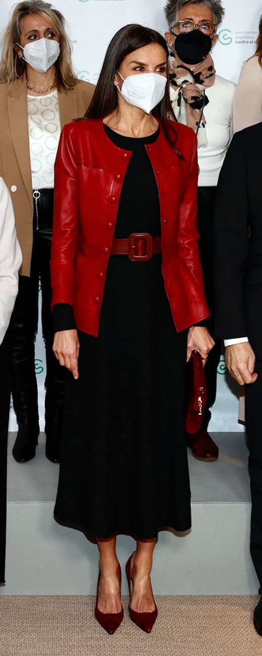 ​Mango Yueling Textured Knitted Dress in Dark Heather Grey​ as seen on Queen Letizia.