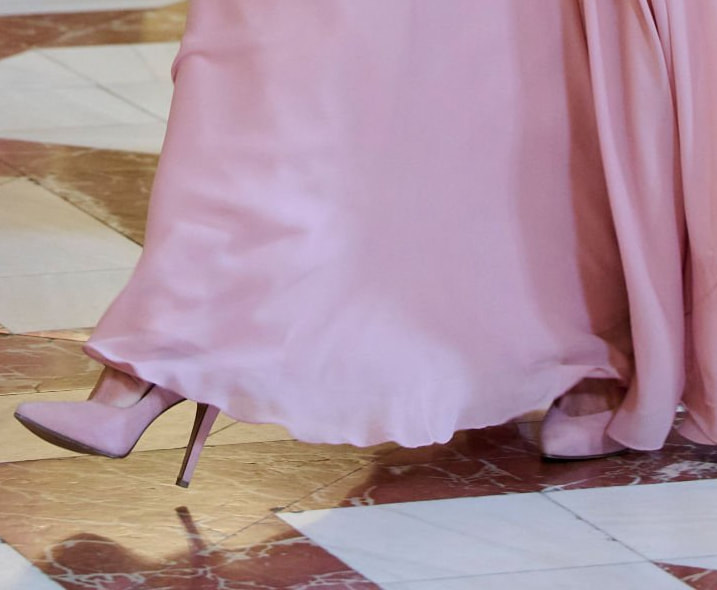 Queen Letizia wears Lodi 'Vela' pumps in light pink suede