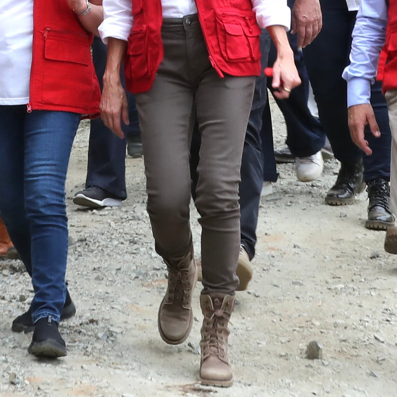 Queen Letizia wears olive slim-leg jeans