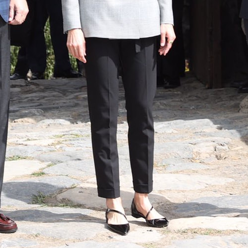 Queen Letizia wears black trousers with turn-up cuffs & waist tie