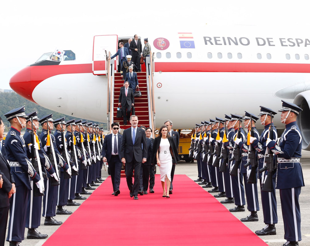 King and Queen of Spain receive cordon of honor and a 21 gun salute on arrival in South Korea 2019