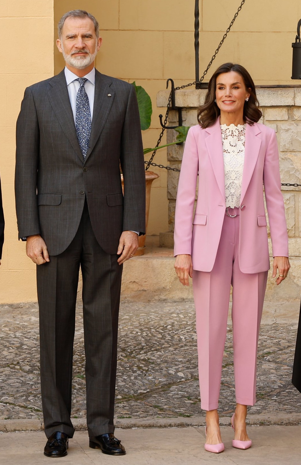 Il royal look del giorno. Il tailleur pantalone di lino celeste di Letizia  di Spagna è un must-have da copiare!