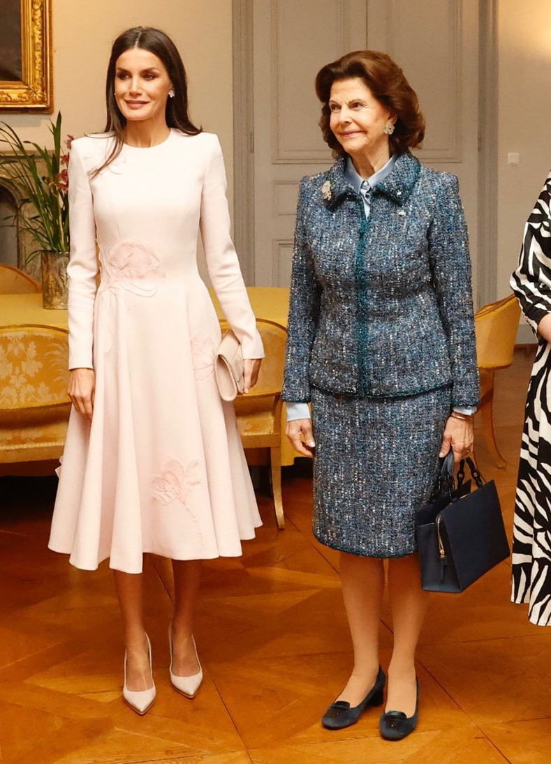 Queen Letizia began Day 3 of the State Visit to Sweden 2021 accompanied by Queen Silvia, at the Bernadotte Library in the Royal Palace in Stockholm