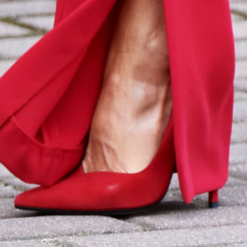 Queen Letizia wears red suede pumps with a sweetheart cut out vamp on 8 October 2020