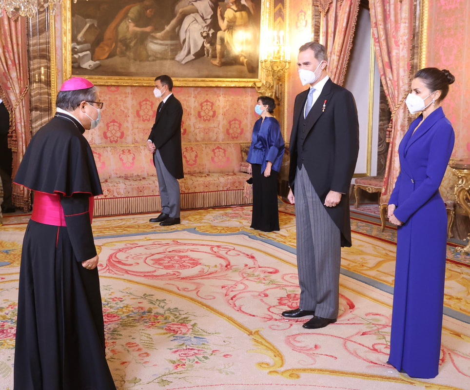 ​In the Throne Room, Their Majesties, the King Felipe VI and Queen Letizia greeted the Diplomatic Corps accredited in Spain.