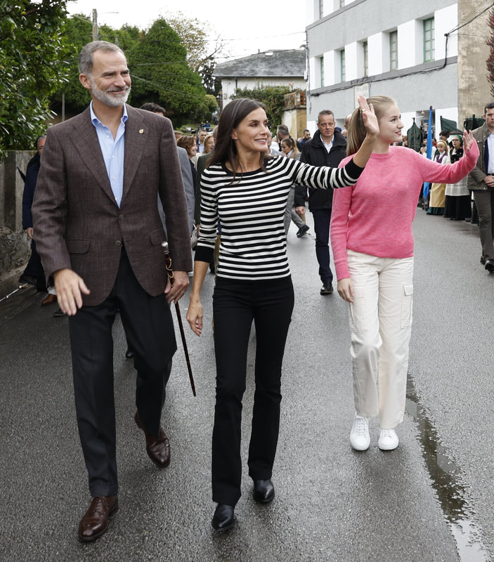 King Felipe VI and Queen Letizia, accompanied by their eldest daughter, Princess Leonor, visited Cadavéu on their final day in the Principality of Asturias to present the Exemplary Town of Asturias Award 2022 to the parish.