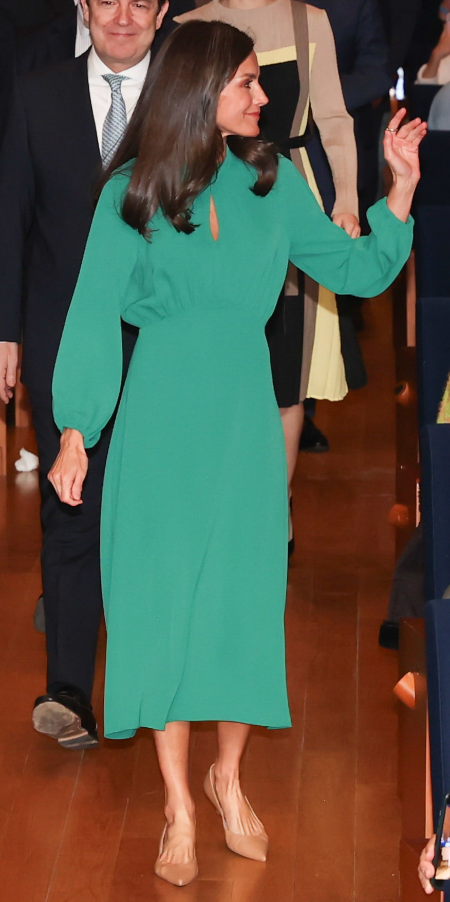 Queen Letizia wears green Dándara Raglan Sleeves Midi Dress