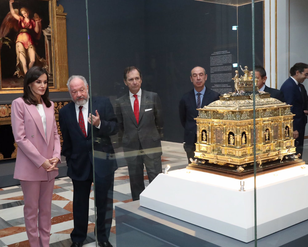 Queen Letizia tours the La otra Corte exhibition