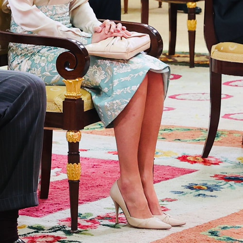 Queen Letizia wears ecru Magrit 'Cara' clutch and bespoke knotted vamp pumps