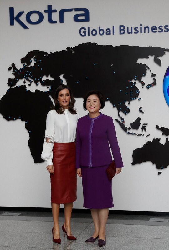 Queen Letizia visited the headquarters of the Korea Trade Promotion Corporation (KORTA) where she was joined by First Lady Kim Jung-sook