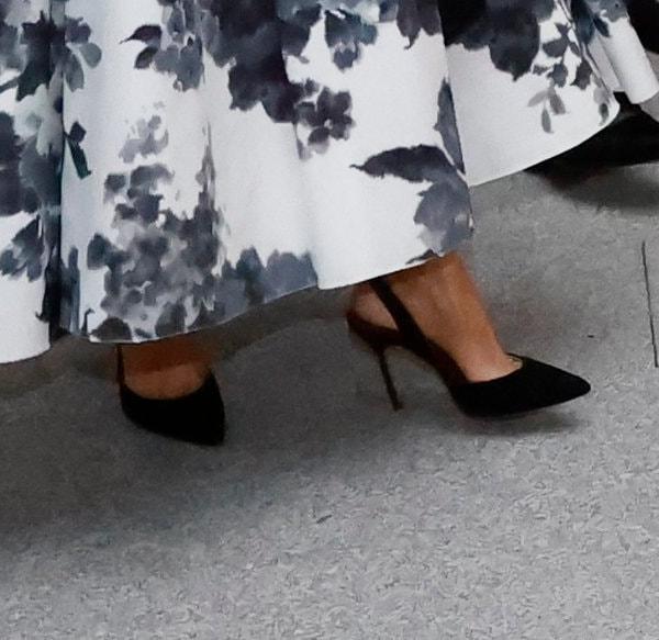 Queen Letizia wears Carolina Herrera Slingback Pumps in Black Suede