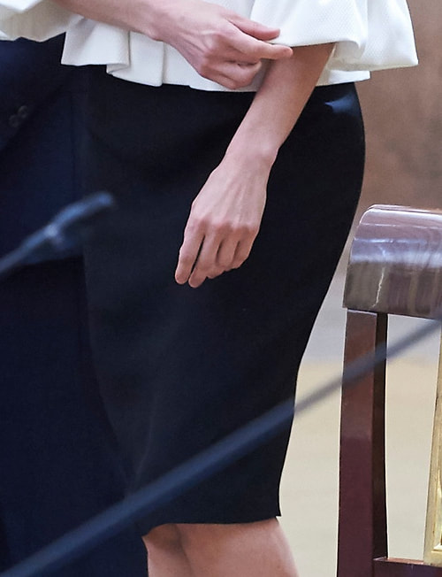 Queen Letizia wears black knee-length pencil skirt 