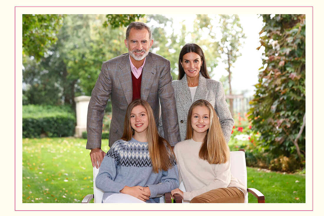  2021 Christmas card of the Spanish royal family featuring a photograph of King Felipe VI, Queen Letizia, and their two daughters, Princess Leonor, and Infanta Sofia.